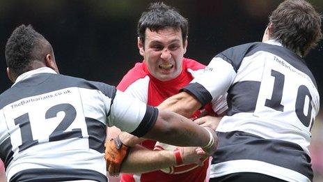 Stephen Jones yng nghyrs Cymru yn wynebu'r Barbariaid yn 2011