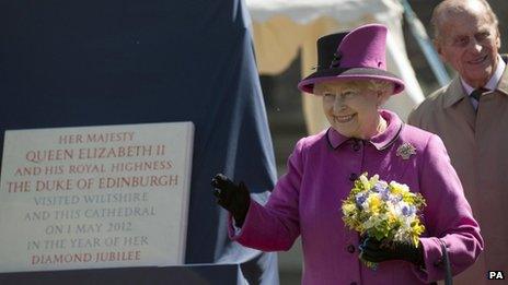 Queen and Duke of Edinburgh with plaque