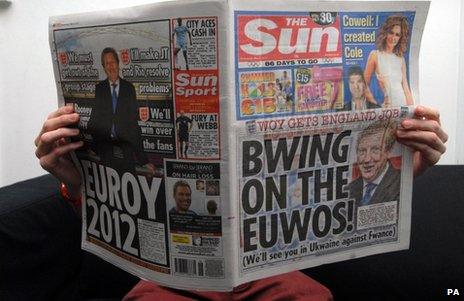 A man reads a copy of the Sun with the headline "Bwing on the Euwos!"