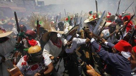 Mexicans re-enact the Battle of Puebla