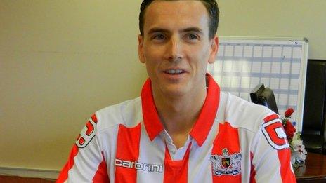 Alan Gow signs his two-year deal at Exeter City