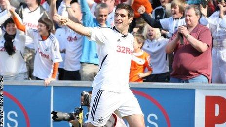 Danny Graham yn dathlu