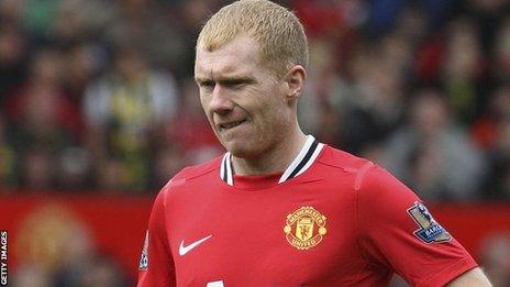 Paul Scholes agrees to play on at Manchester United