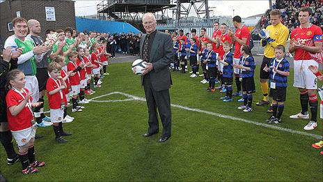 Harry Gregg with the Irish League Select and Manchester United teams