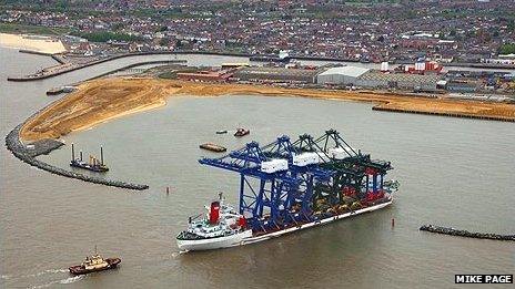 The Zhen Hua 6 arrives in Great Yarmouth outer harbour carrying container cranes