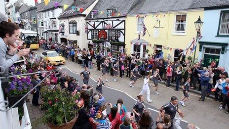 Torch convoy goes through Modbury