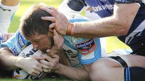 Shane Williams scores the winning try