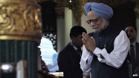 Indian Prime Minister Manmohan Singh at the Swedagon pagoda in Rangoon on 29 May.