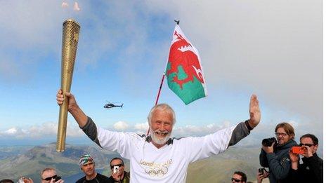 Syr Chris Bonington ar gopa'r Wyddfa