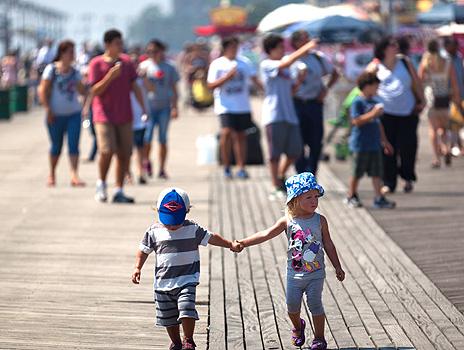 Holidaymakers head for Brighton Beach