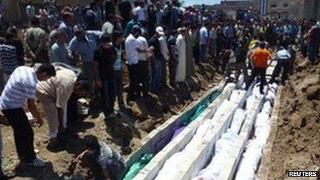 The victims of the massacre in Houla are laid to rest in a mass grave (28 May 2012)