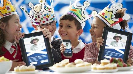 Pupils from Royal Mile Primary School in Edinburgh using the Queen of Scots app