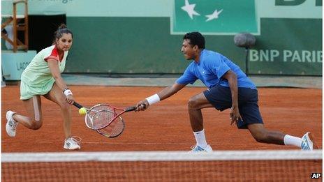 India's Sania Mirza, left, and Mahesh Bhupathi play Poland's Klaudia Jans-Ignacik and Mexico"s Santiago Gonzalez in their mixed doubles final match at the French Open in Paris, Thursday, 7 June, 2012.