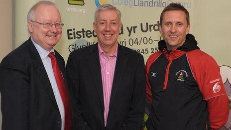 Leighton Andrews, Dr Huw Jones a Gary Lewis