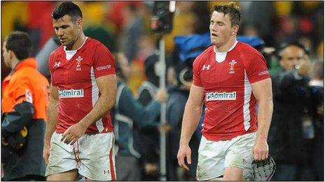 Mike Phillips and Jonathan Davies look dejected