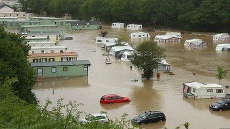 Cafodd cannoedd eu symud o'r carafanau ym Mharc Carafanau Riverside yn Llandre dair milltir o Aberystwyth