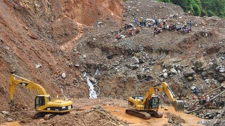 Diggers at Putumayo gold mine