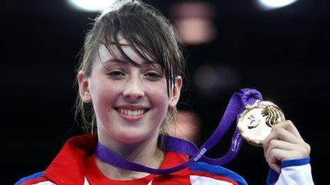 Jade Jones gyda'i medal aur yn y Gemau Olympaidd Ieuenctid yn 2010