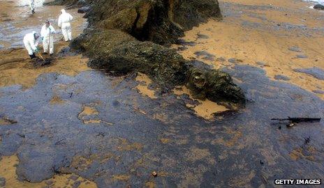 Oil leak in Bakio caused by sunken tanker Prestige