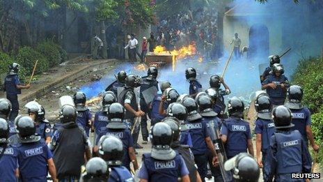 Police confront garment workers, Dhaka (16 June)