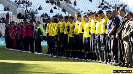 Hampshire and Middlesex players hold a silence on Monday evening in memory of Tom Maynard