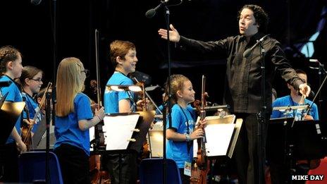 Dudamel on stage with Big Noise children