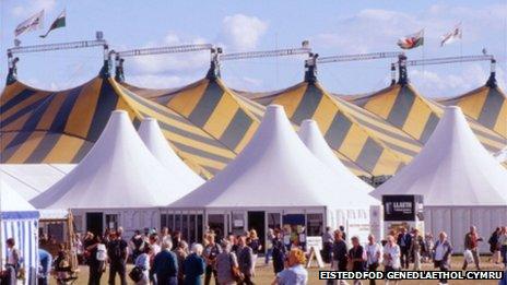 Maes yr Eisteddfod, Dinbych, 2001