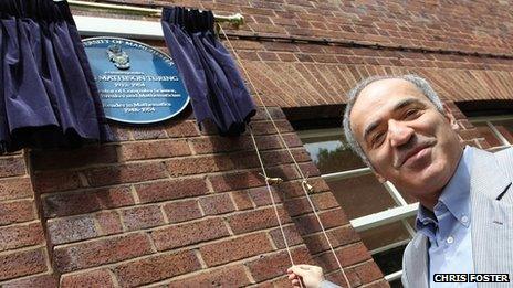 Garry Kasparov unveils the plaque