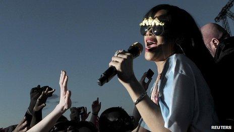 Rihanna sings at the Hackney Weekend