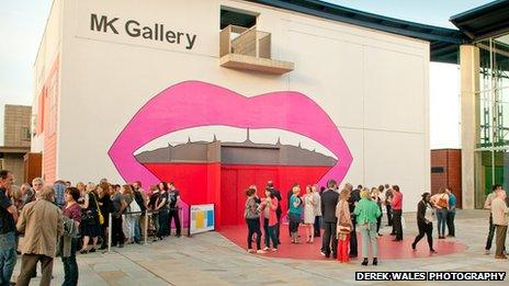 MK Gallery decorated with a pop art mouth designed by Pushwagner