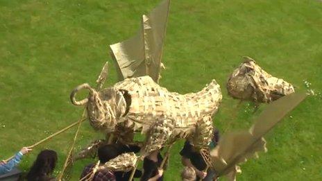 Rhan o'r orymdaith yng Nghastell Caernarfon