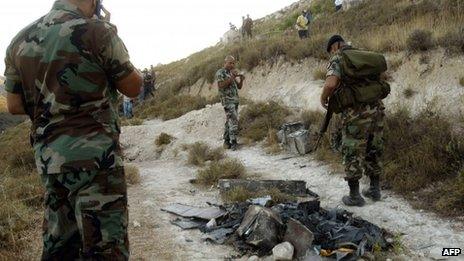 Lebanese soldiers inspect an alleged Israeli spying device (2 July 2012)