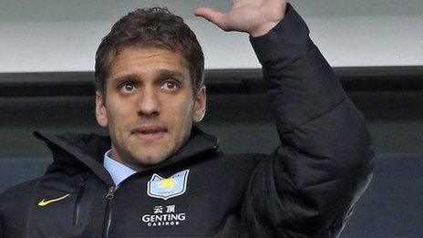 Stiliyan Petrov acknowledges the Aston Villa fans