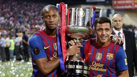 Seydou Keita (left) and Alexis Sanchez with the Copa del Rey