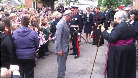 Bu'r Tywysog Charles a Duges Cernyw yn siarad â'r dorf yn Llanelwy fore Llun