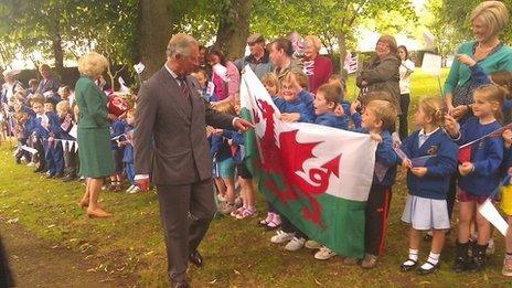 Tywysog Cymru a Duges Cernyw yn cael eu croesawu gan blant ysgol yn Aberhonddu ddydd Mawrth