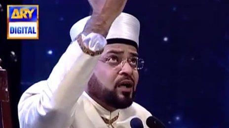 Amir Liaqat singing on a TV show