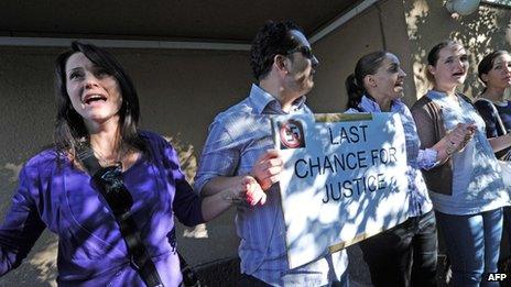 Protest outside Laszlo Csatary home in Budapest (16 July 2012)