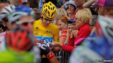 Bradley Wiggins signs signatures