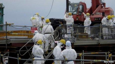 Workers remove components at the Fukushima Daiichi plant (19 July 2012)