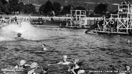 An old picture of Ynysangharad lido