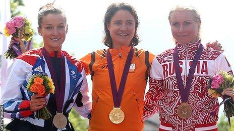 Lizzie Armitstead (left)