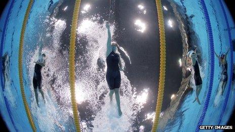 Rebecca Adlington (centre)