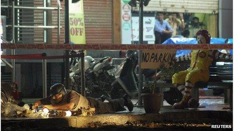 A policeman inspects the site of an explosion near a restaurant in Pune, about 190 km (118 miles) from Mumbai, August 1, 2012