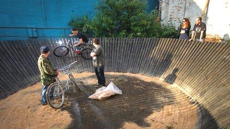 A wall of death for bicycles.