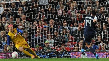 Abby Wambach scores for USA