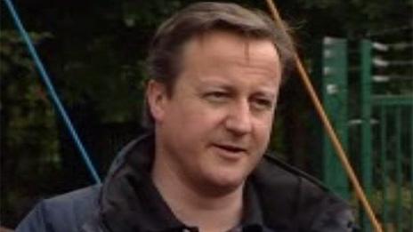 David Cameron mewn canolfan addysg awyr agored yn Sir Fynwy