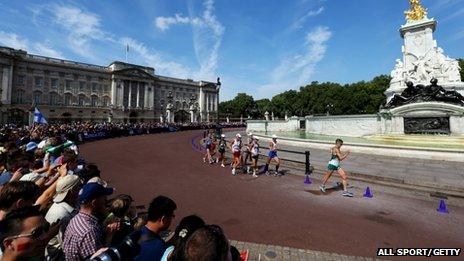 Men competing in the 50km walk, passing Buckingham Palace