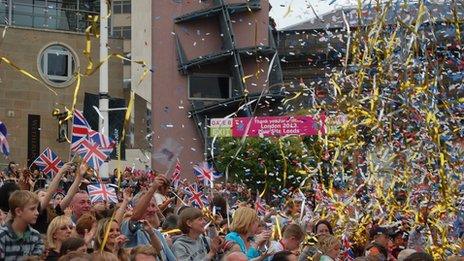 Streamers over the crowd