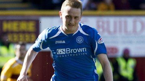 Derek Riordan in action for St Johnstone